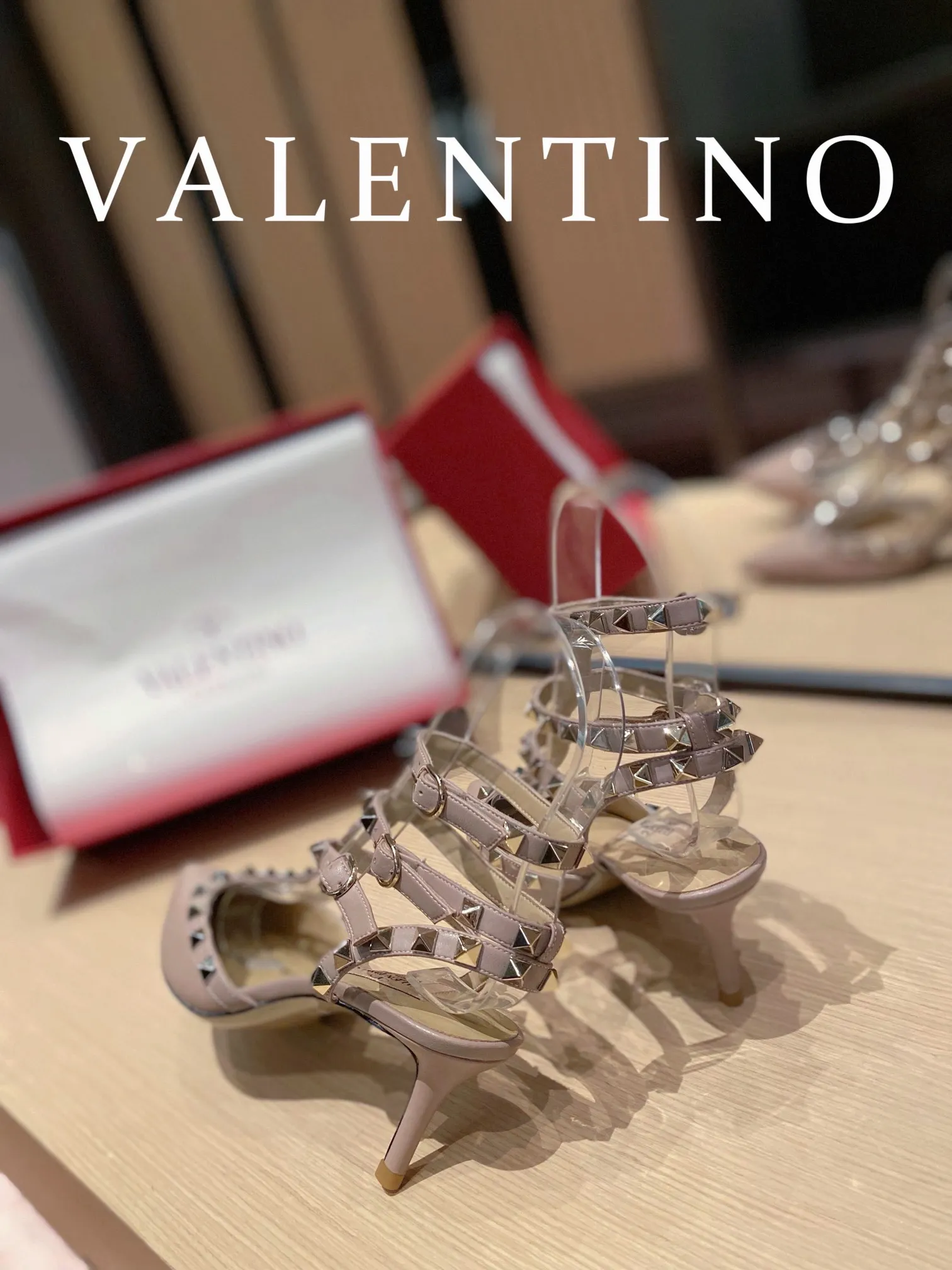👟👟Ex-factory price 560👟👟 Women's shoes, women's clothing 𝙑𝙖𝙡𝙚𝙣𝙩𝙞𝙣𝙤/Valentino𝙑𝙏 🎁Latest colors😍ʚ😊ɞ has been an Italian national treasure brand since the 1960s. Timeless and deeply rooted in people's hearts❤ Never out of date. One of the must-have items 〰 ɪɴѓᴏʀᴍᴀᴛɪᴏɴ 〰♡ There are many colors for you to choose from💝Original molded electric rivets (non-oxidized) High-end customized imported cowhide➠Mirror patent leather❗️Details in place🆚Exclusive color card💯Comfortable sheepskin lining✅Imported Italian leather outsole🇮🇹 Size: 35-39 (34.40.41.42) Also customized♡♡ Heel height: ➠6.5cm